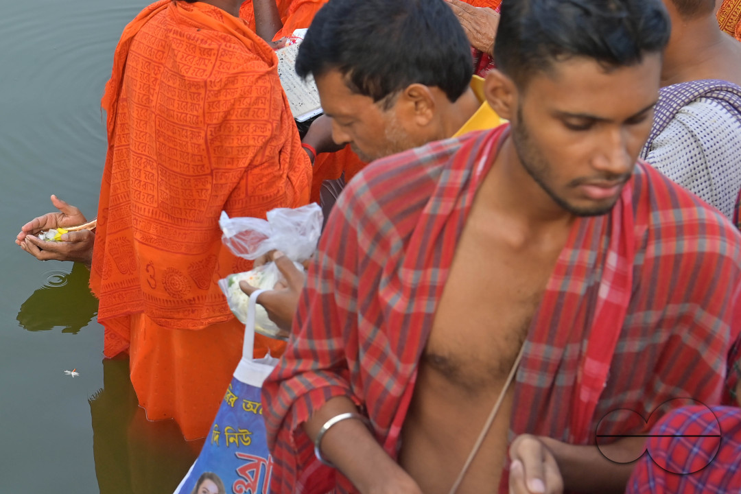 HINDU DEVOTEES PERFORM TARPAN