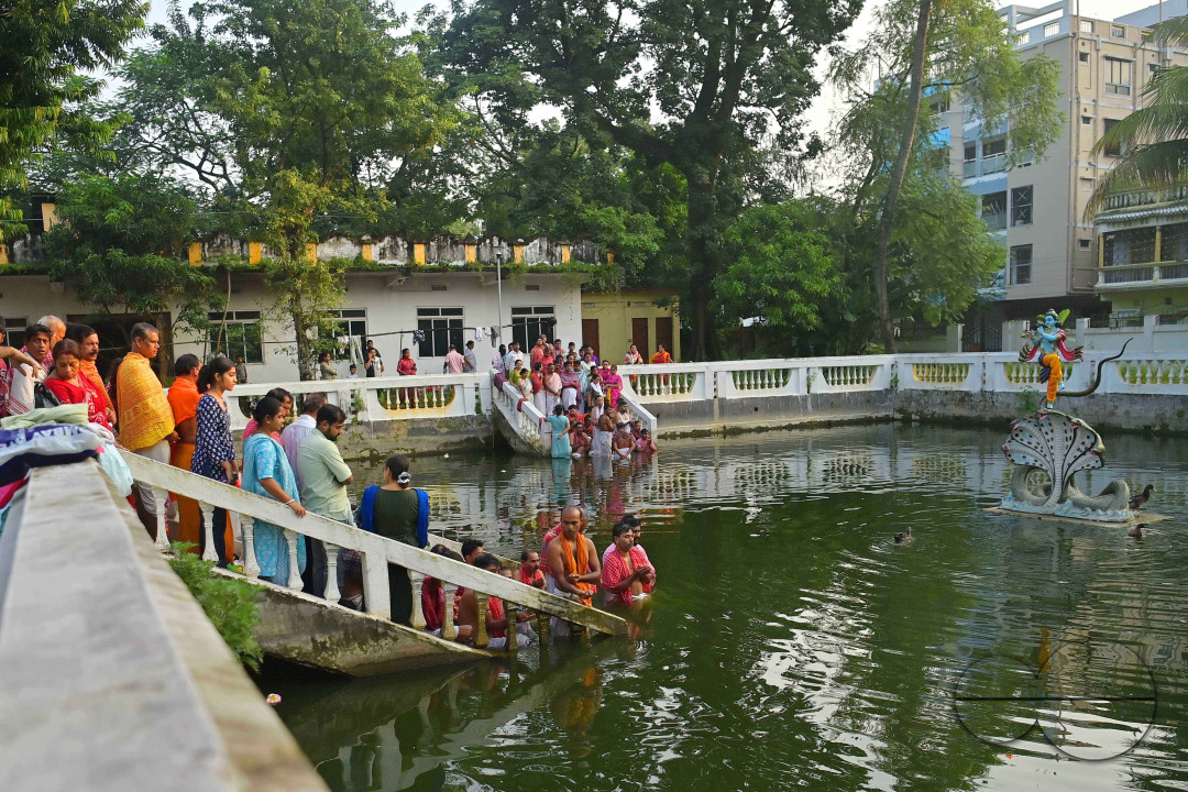 HINDU DEVOTEES PERFORM TARPAN