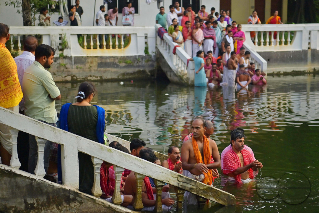 HINDU DEVOTEES PERFORM TARPAN
