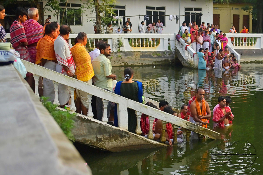 HINDU DEVOTEES PERFORM TARPAN