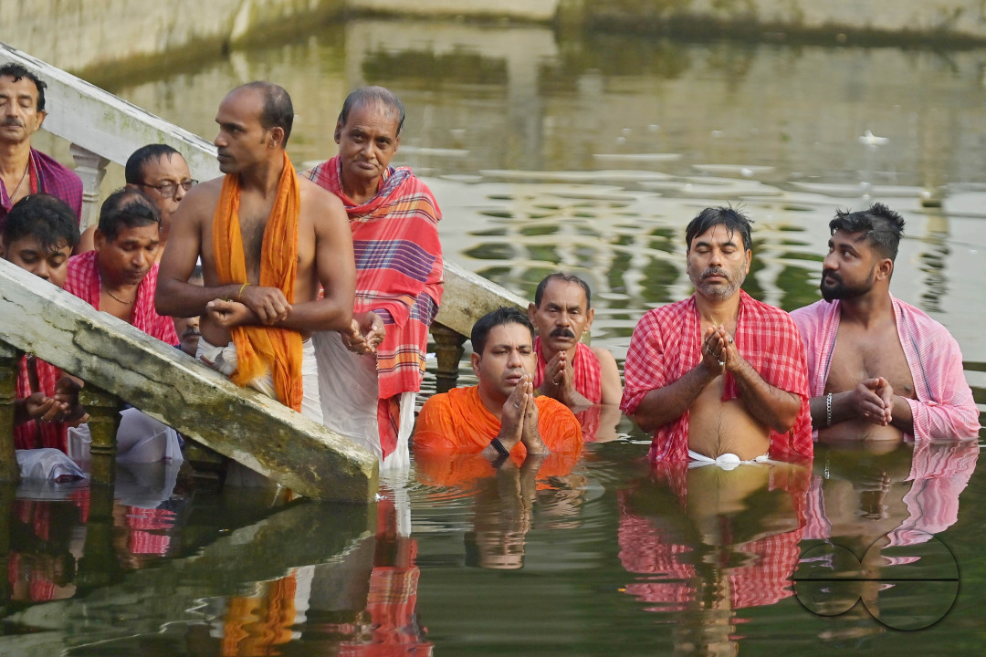 HINDU DEVOTEES PERFORM TARPAN