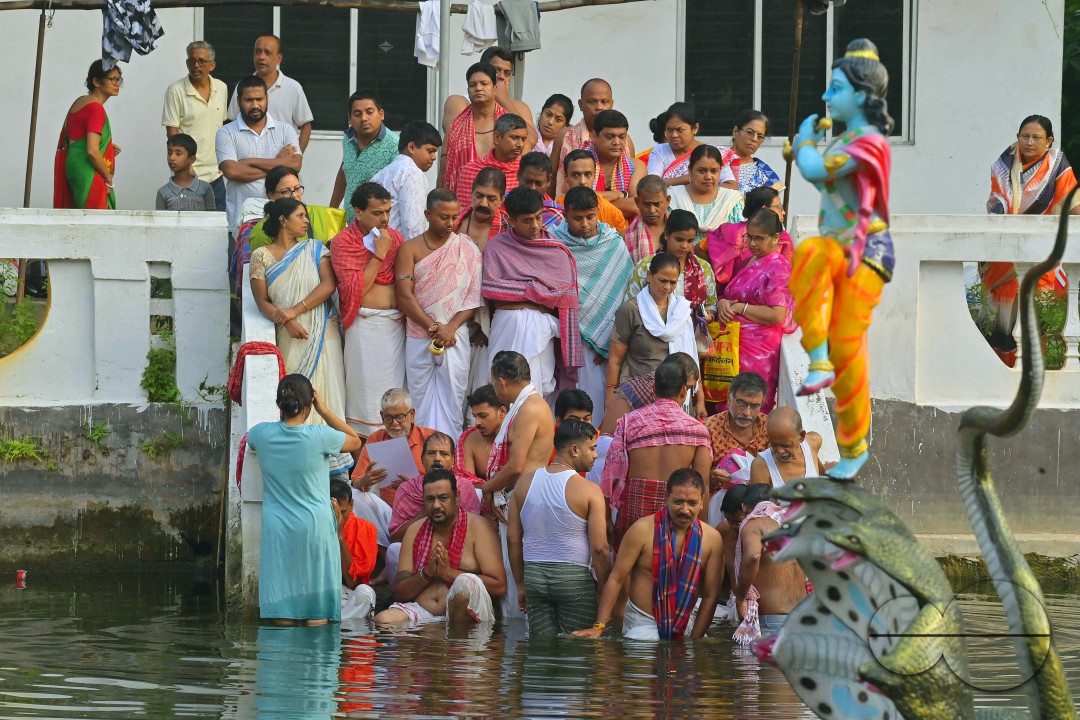 HINDU DEVOTEES PERFORM TARPAN