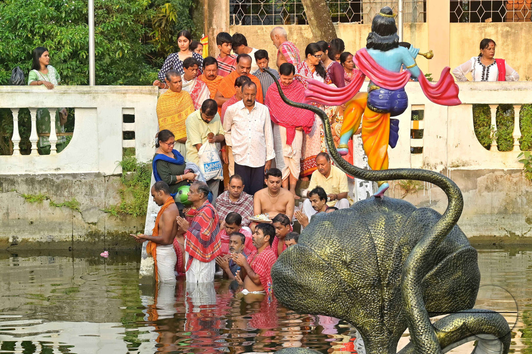 HINDU DEVOTEES PERFORM TARPAN