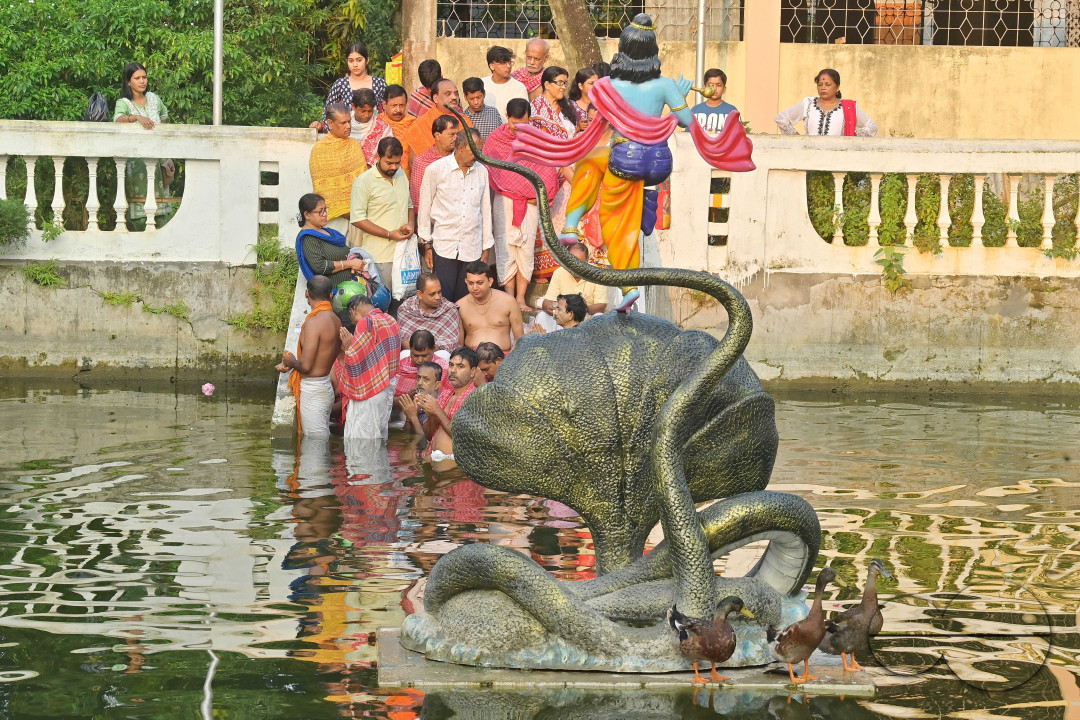 HINDU DEVOTEES PERFORM TARPAN