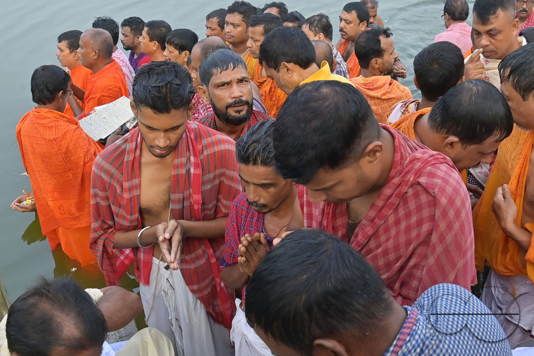 HINDU DEVOTEES PERFORM TARPAN