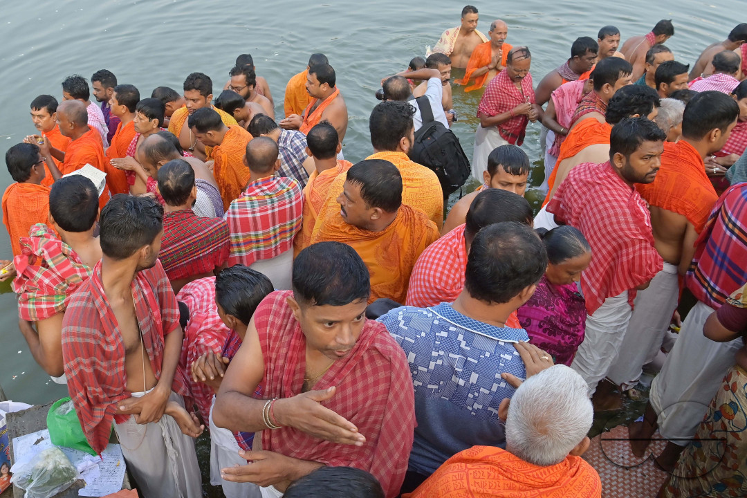 HINDU DEVOTEES PERFORM TARPAN