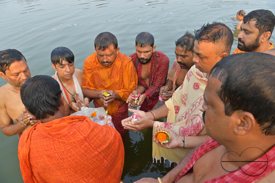 HINDU DEVOTEES PERFORM TARPAN