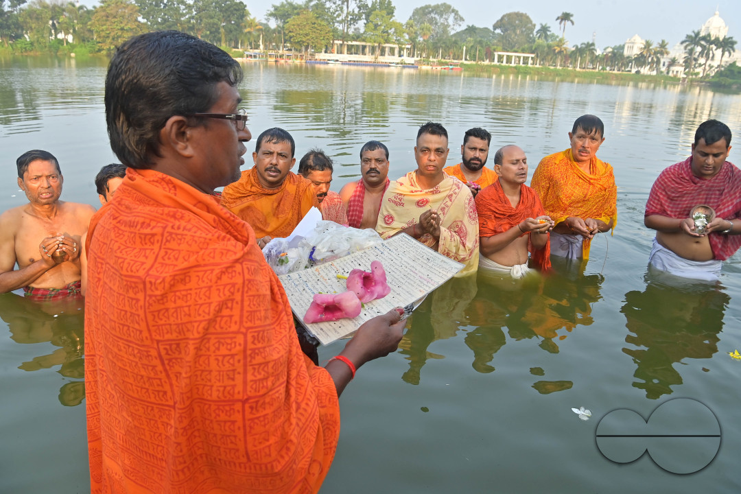 HINDU DEVOTEES PERFORM TARPAN