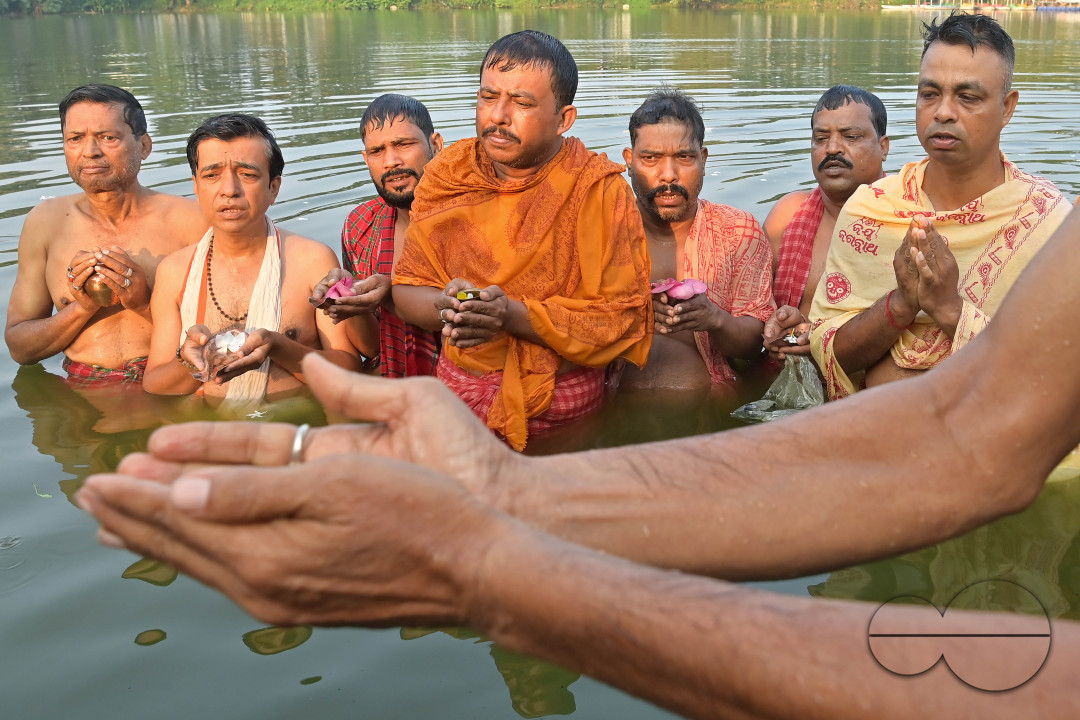 HINDU DEVOTEES PERFORM TARPAN