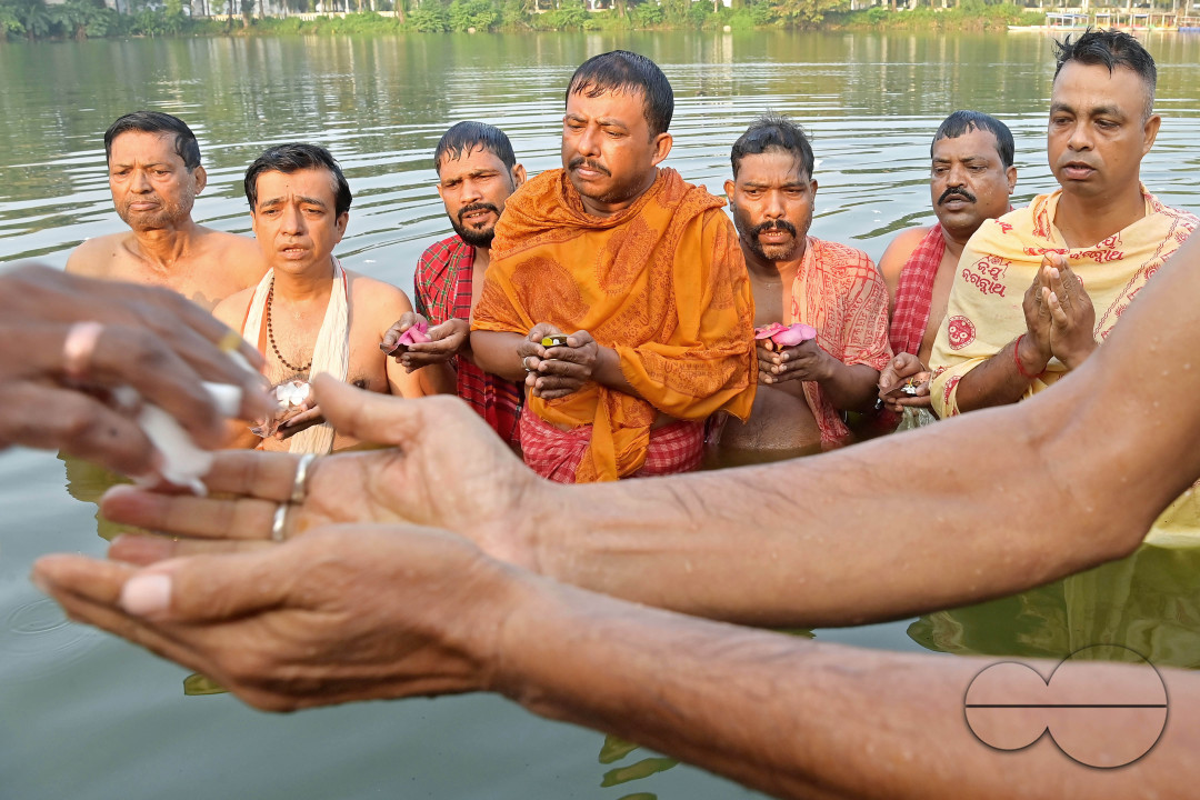 HINDU DEVOTEES PERFORM TARPAN