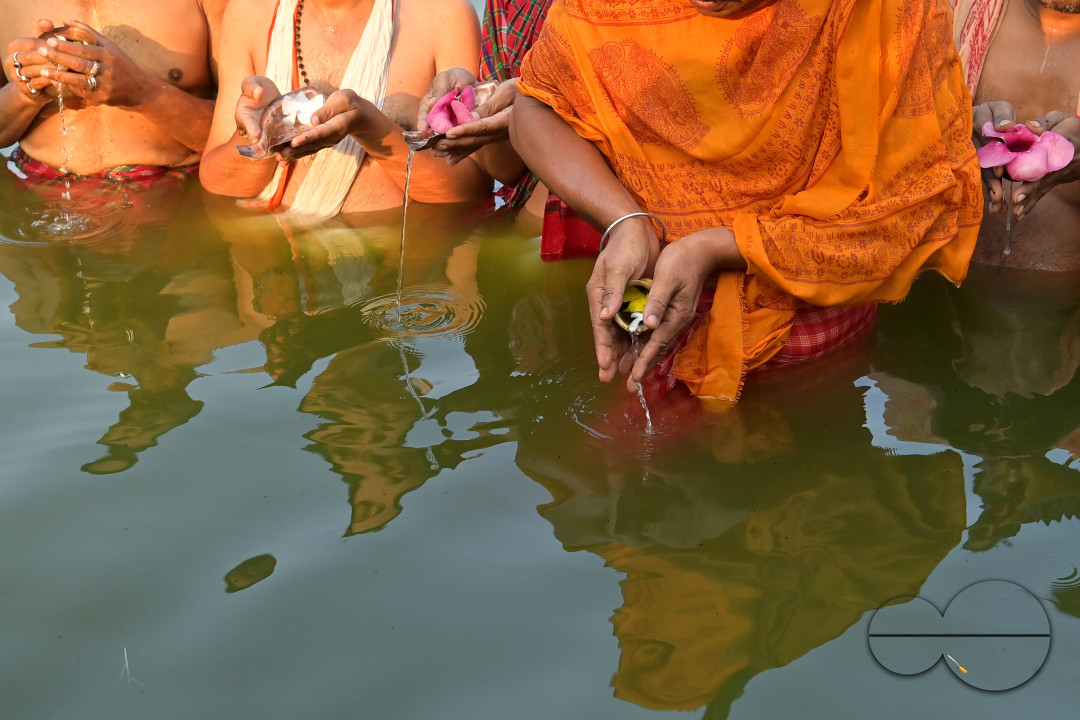 HINDU DEVOTEES PERFORM TARPAN