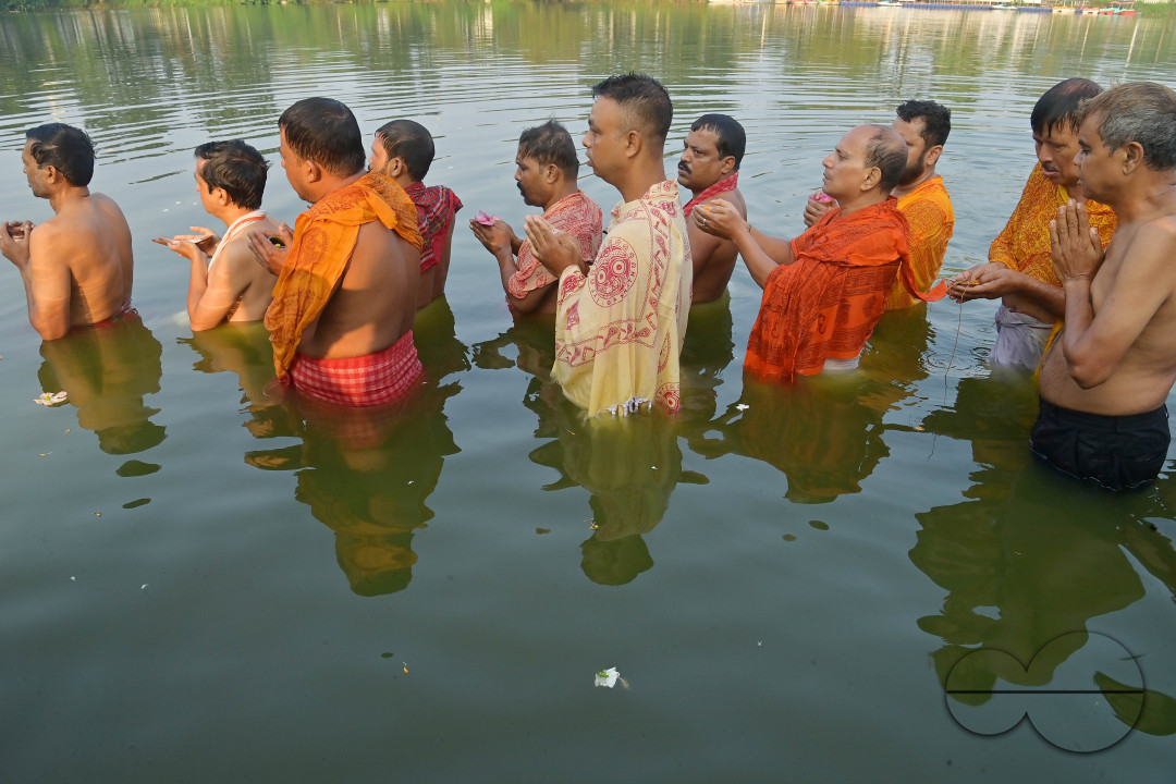 HINDU DEVOTEES PERFORM TARPAN
