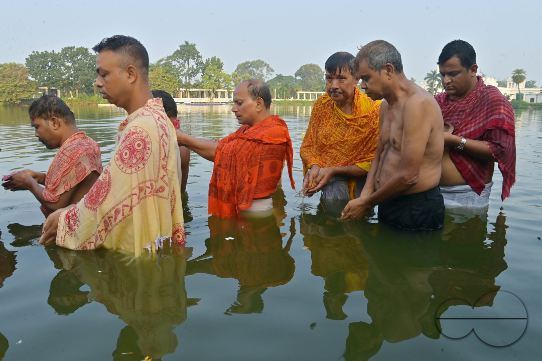 HINDU DEVOTEES PERFORM TARPAN