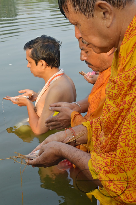 HINDU DEVOTEES PERFORM TARPAN