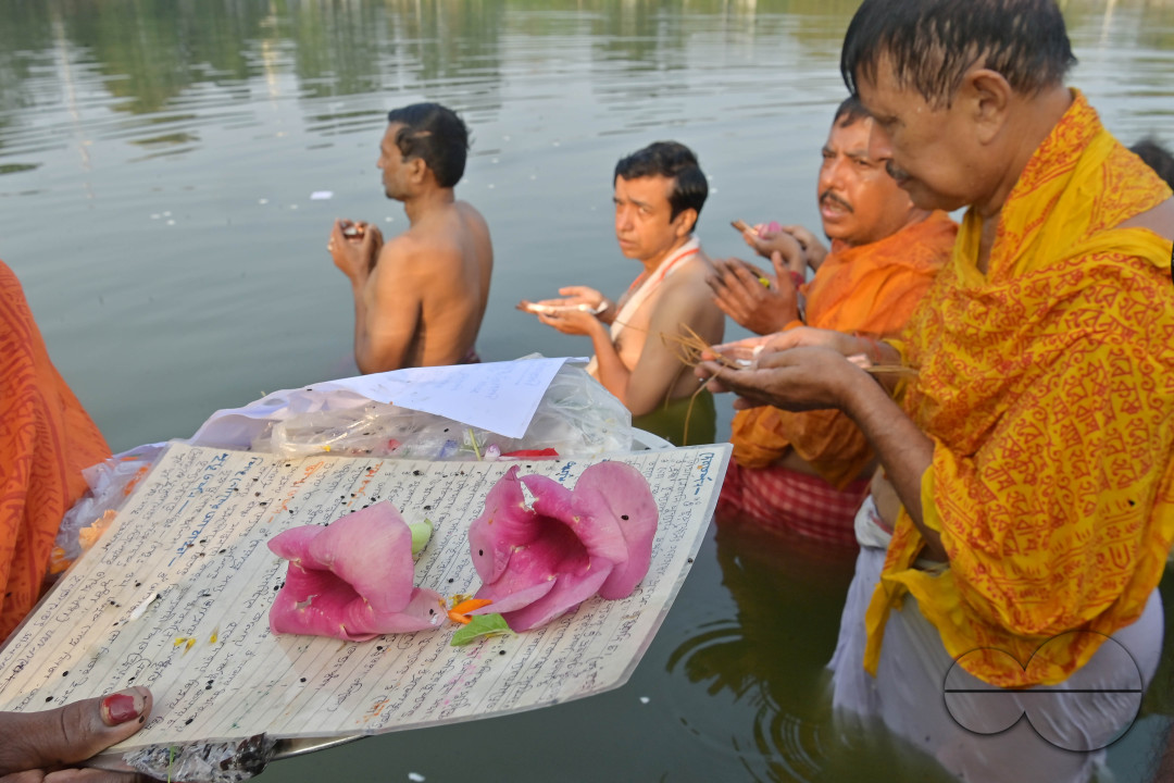 HINDU DEVOTEES PERFORM TARPAN