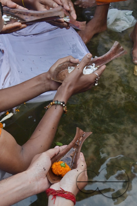 HINDU DEVOTEES PERFORM TARPAN