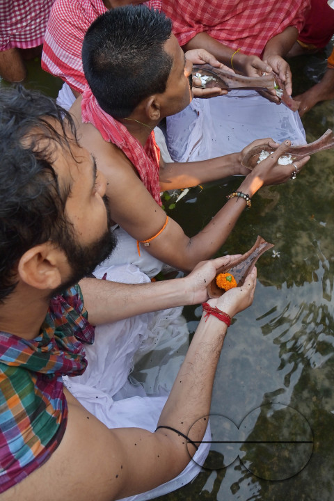 HINDU DEVOTEES PERFORM TARPAN