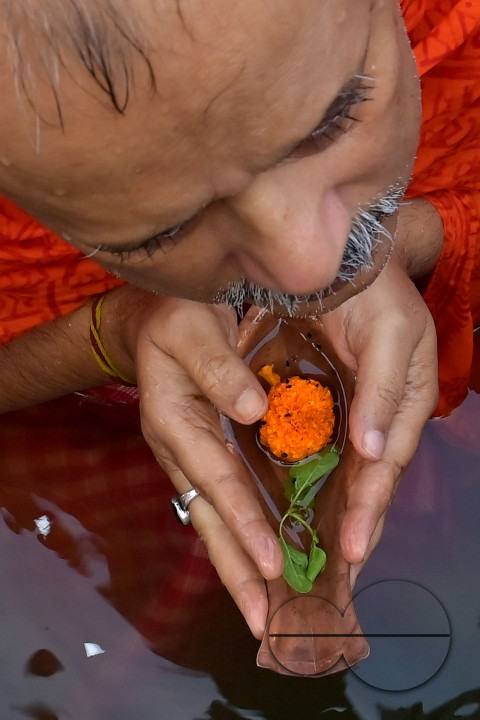 HINDU DEVOTEES PERFORM TARPAN
