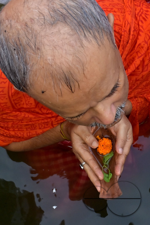 HINDU DEVOTEES PERFORM TARPAN