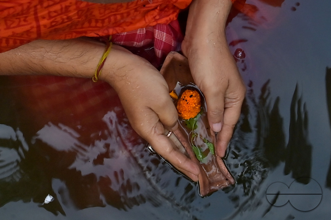 HINDU DEVOTEES PERFORM TARPAN