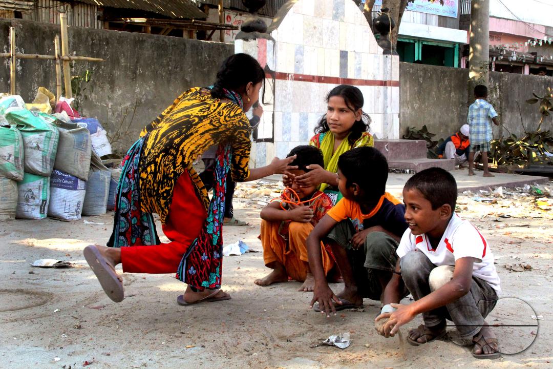 Children playing in the slums of Rayer bazar
