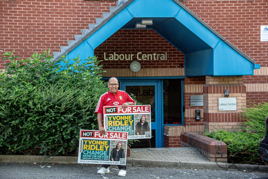 Following Keir Starmer's mention of Bangladesh regarding the Labour Party's immigration policy, British Bengolis react upset and organise flash protests outside the Labour North Central Office