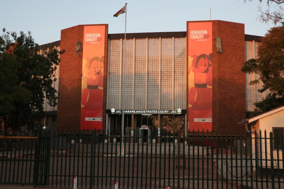 MWC043707
