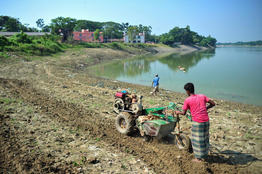 Farmers using machines on the banks of Surma River in Masuganj Bazar area of Sylhet