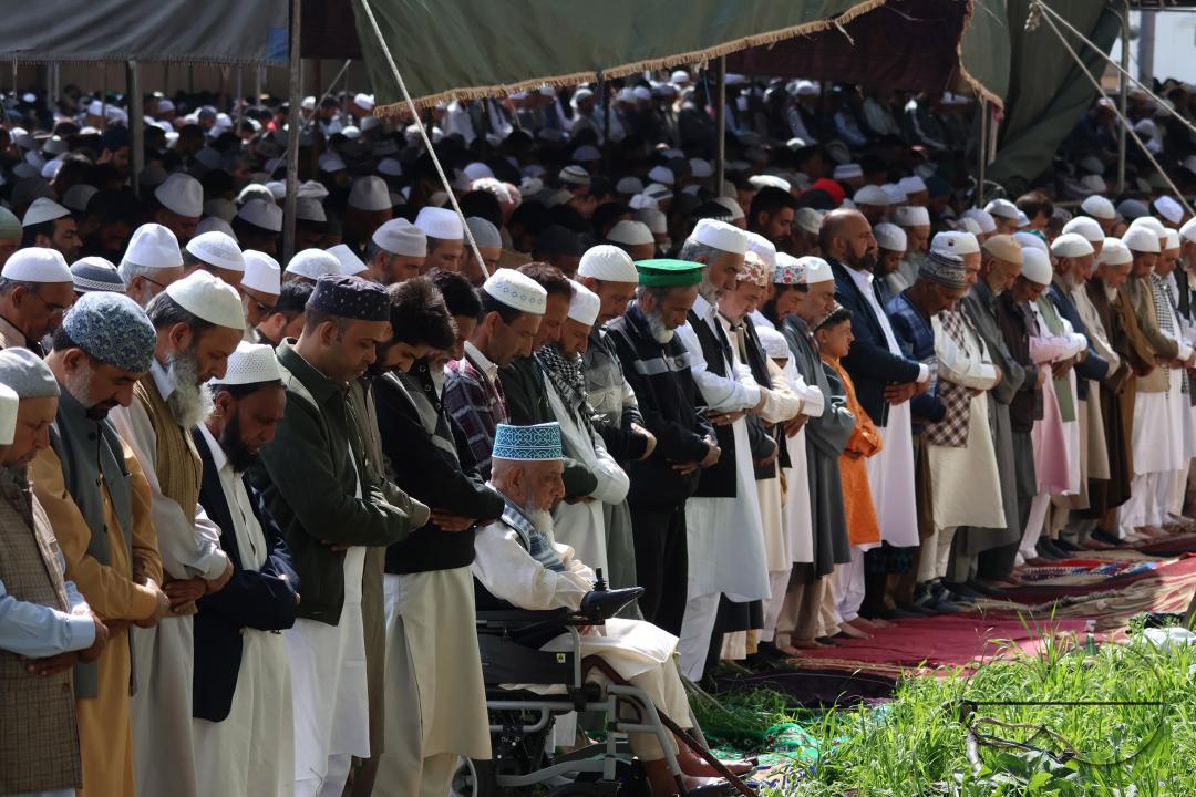 Thousands offer Eid prayers at Srinagarâs Hazratbal shrine
