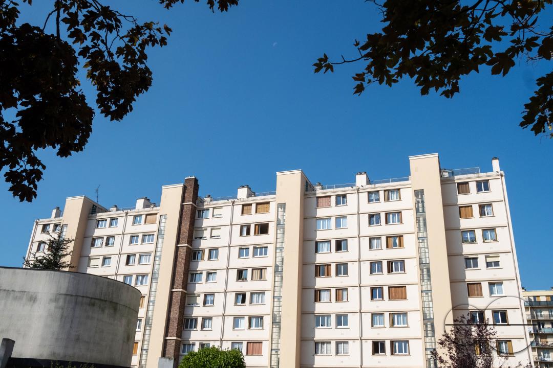 MWC048703