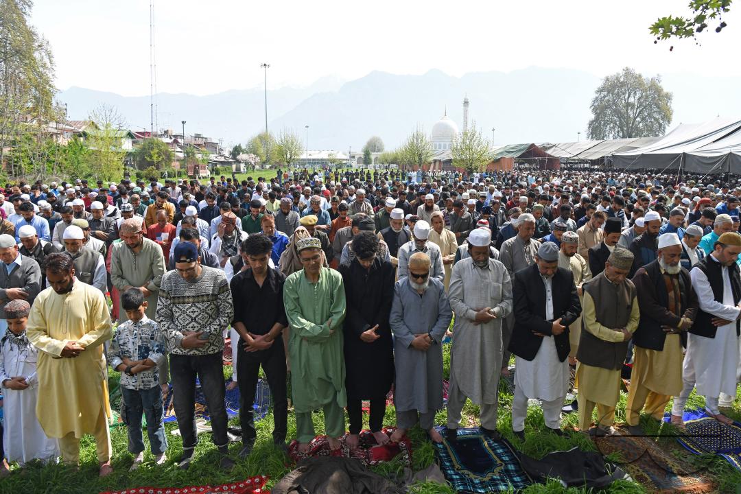 Thousands offer Eid prayers at Srinagarâs Hazratbal shrine