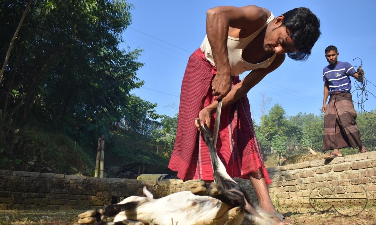 A man killing fowls for sale at the Balukhali refugee camp