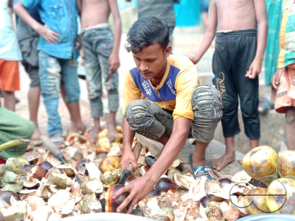 Vegetable and fruit stalls outside the Balukhali refugee camp