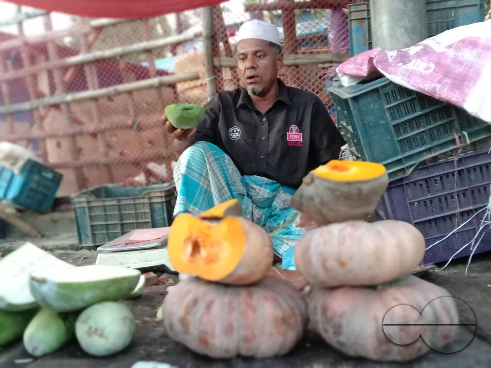 Vegetable and fruit stalls outside the Balukhali refugee camp