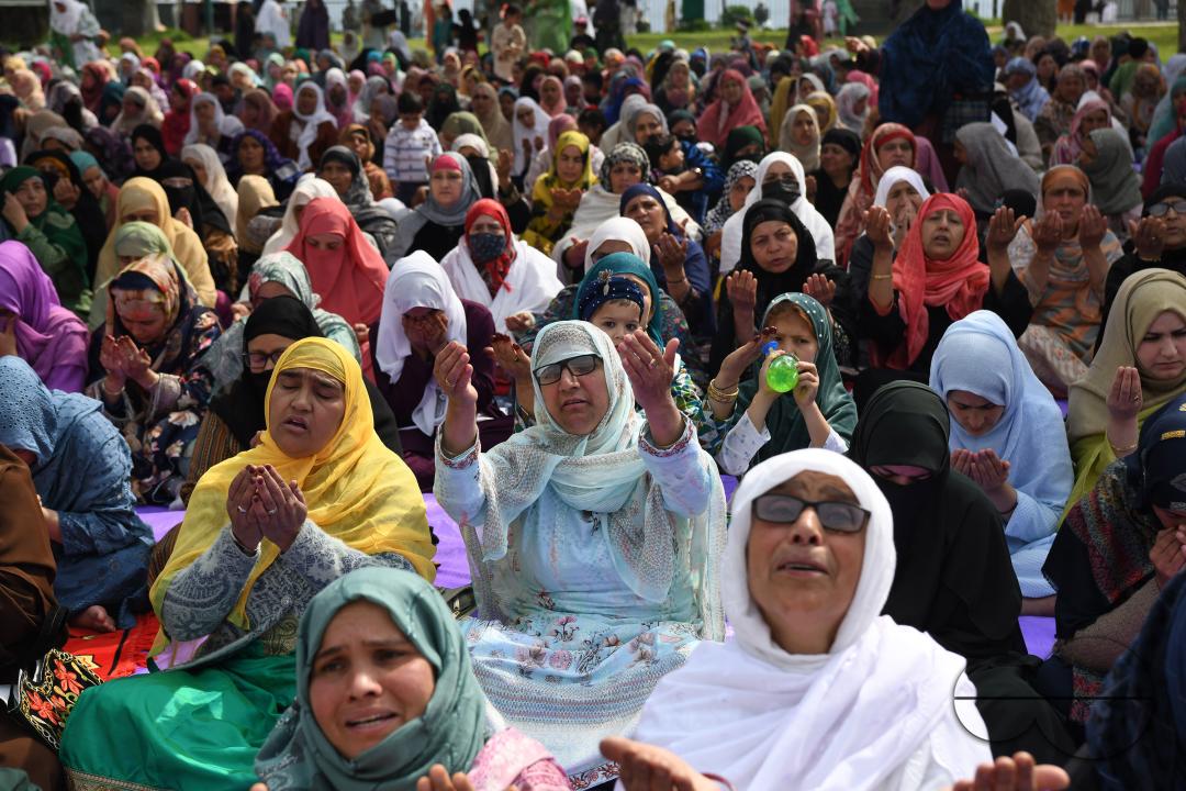 Thousands offer Eid prayers at Srinagarâs Hazratbal shrine