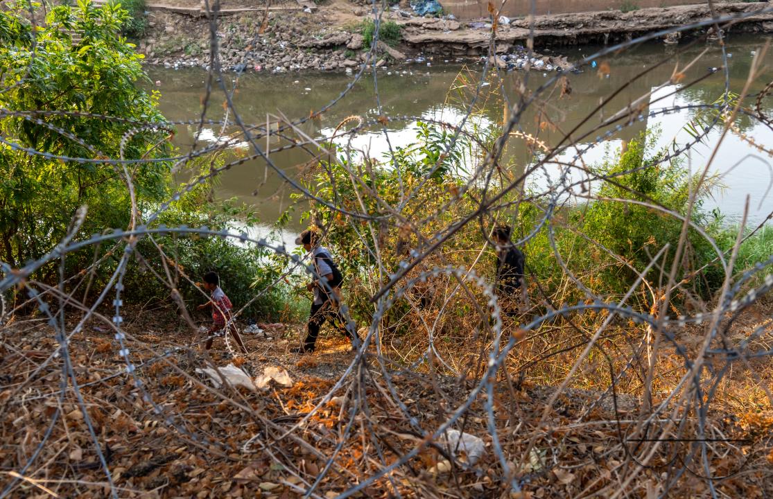 Illegal Burmese immigrants crossing the Moei river on the Thai side of the Thailand - Myanmar border at Mae Sot, Thailand