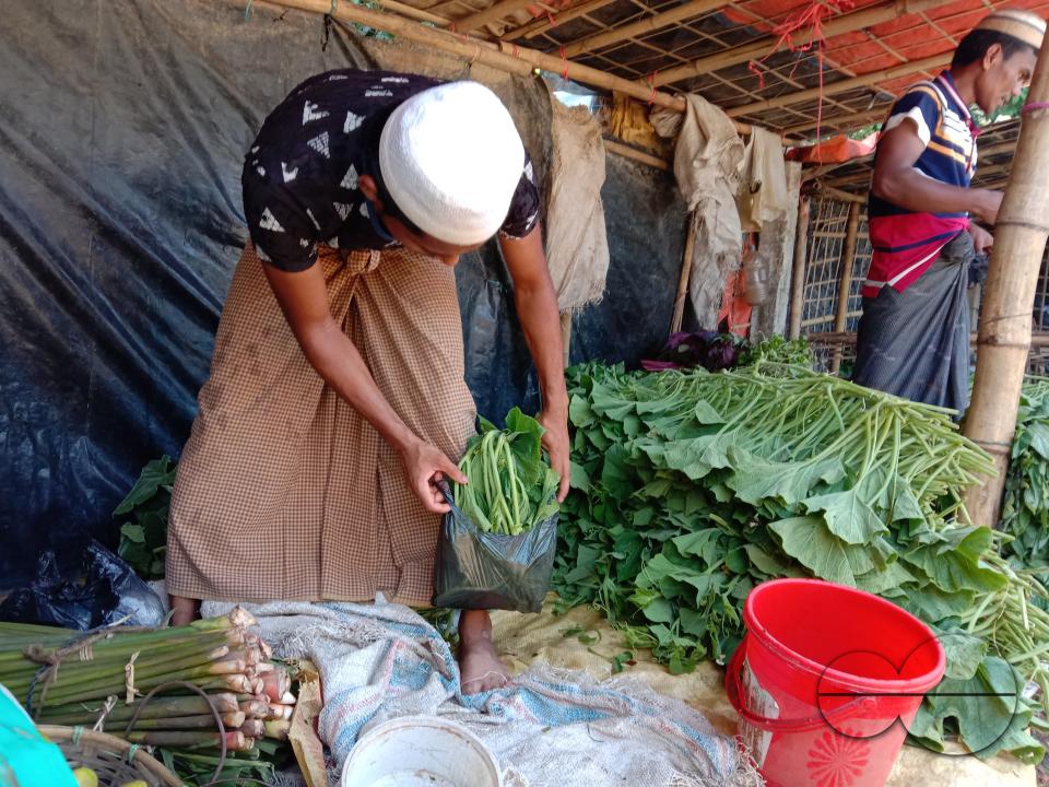 Vegetable and fruit stalls outside the Balukhali refugee camp