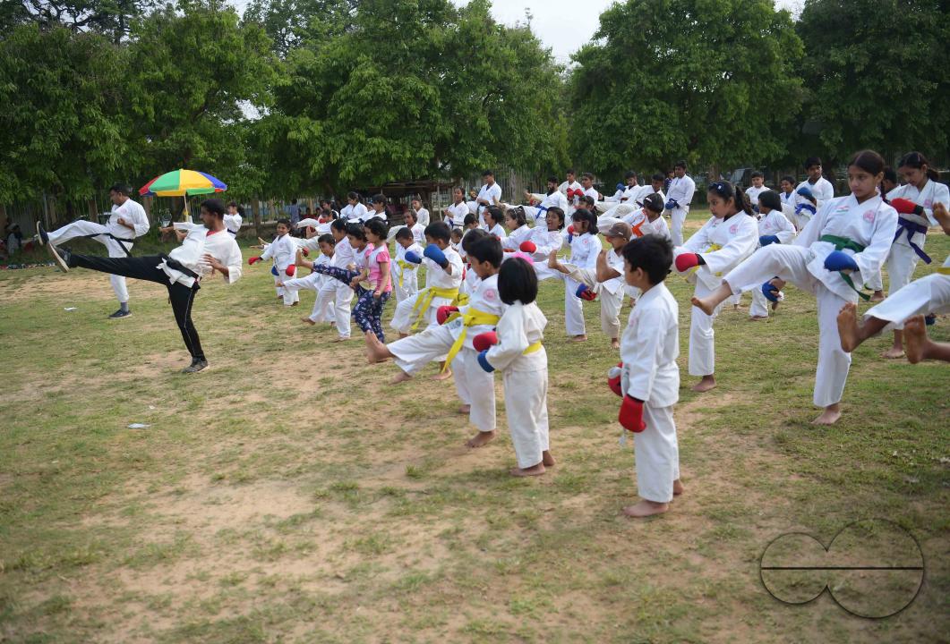 MWC046843