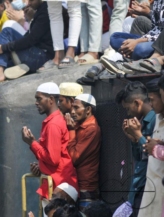 Muslim devotees offer prayers at the Akheri Munajat or final prayers during the Biswa Ijtema 2nd phase, an annual congregation of Muslims in Tongi, the outskirts of Dhaka, Bangladesh.