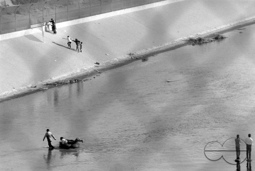 US/MEXICO ILLEGAL IMMIGRANTS CROSSING THE BORDER AT CIUDAD JUAREZ, EL PASO, TEXAS, 1992