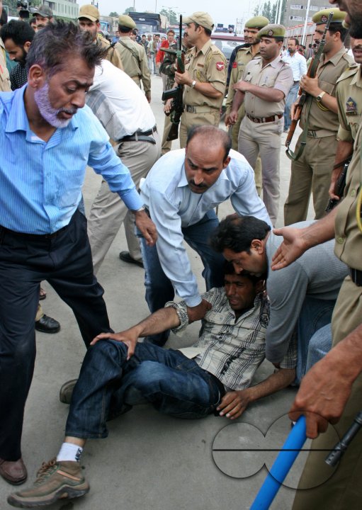 Government employees protest against Jammu and Kashmir Government