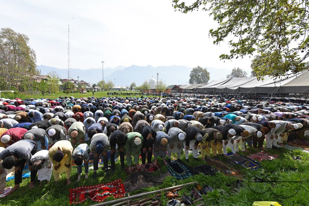 Thousands offer Eid prayers at Srinagarâs Hazratbal shrine