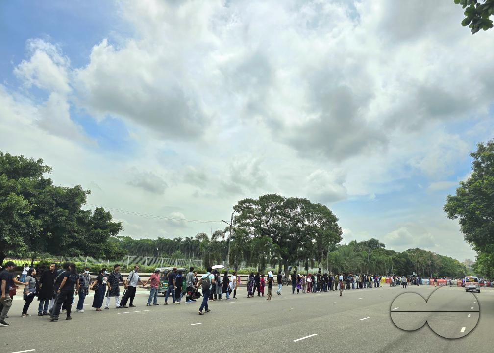 Demonstrators outside the parliament in Dhaka, protesting the shooting of one student by the police during their rally