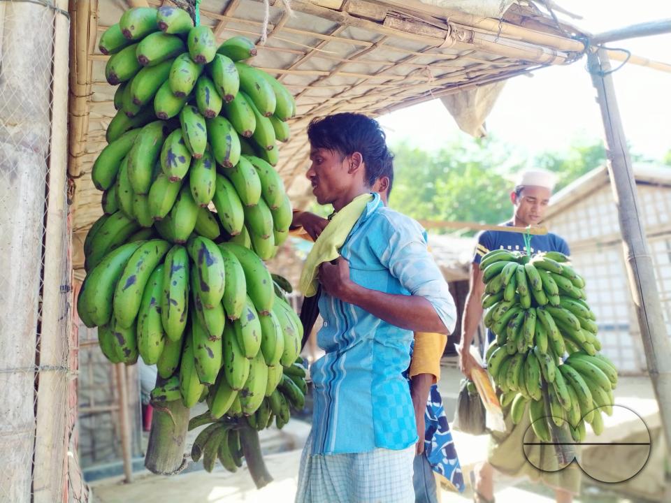 Vegetable and fruit stalls outside the Balukhali refugee camp