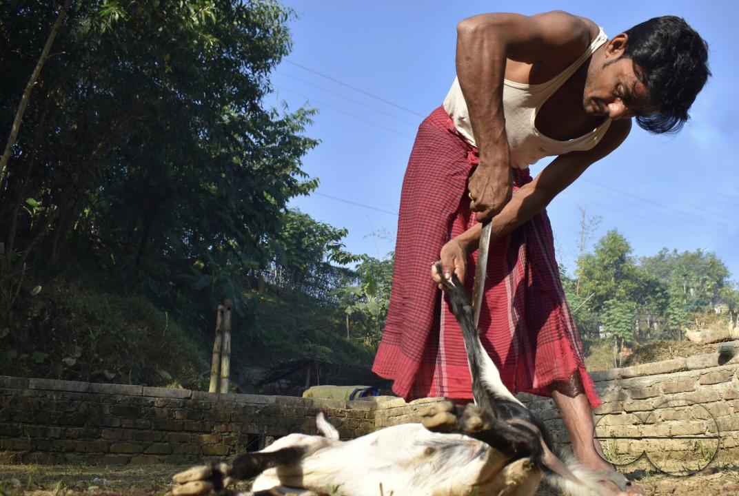 A man cutting wood at the Balukhali refugee camp