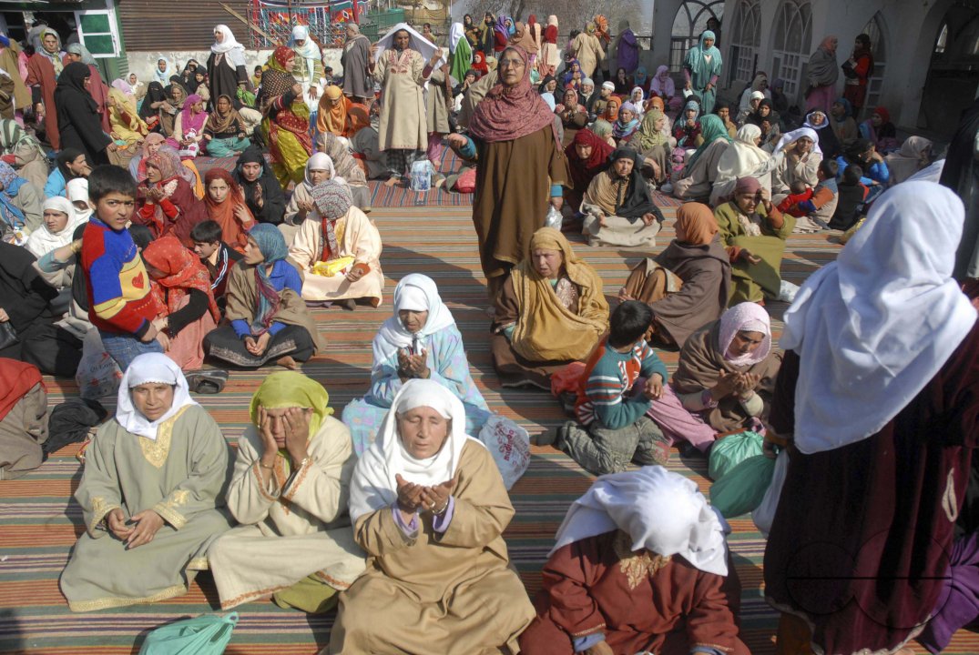 Kashmiri Muslim women pray