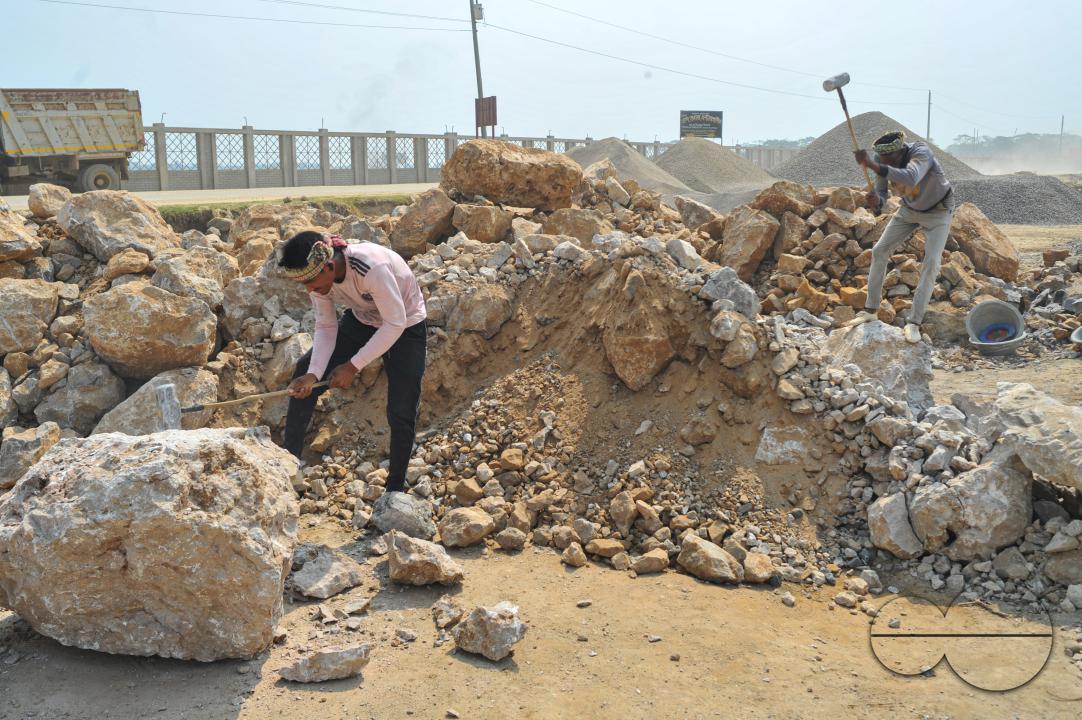 Male and female workers are breaking LC stones with a crusher machine in Bholaganj area, known as the 'Stone State' of Sylhet Companyganj Upazila