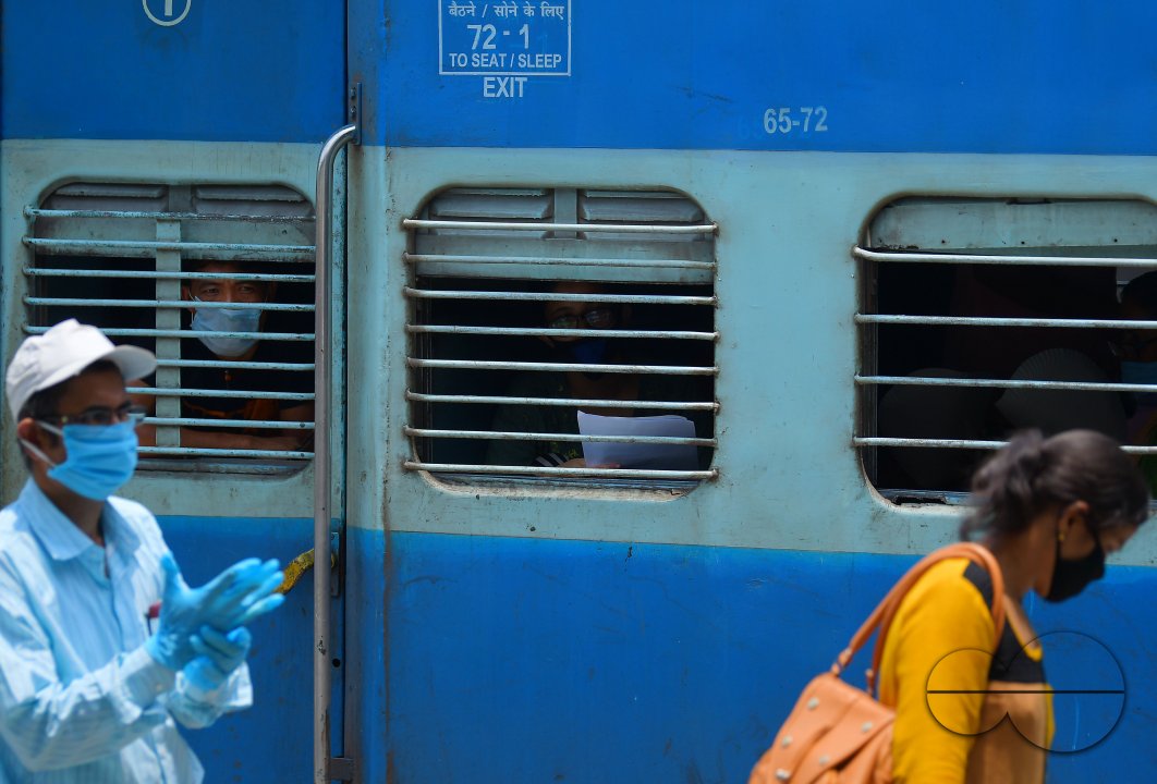 Lockdowns passengers train with stranded people have arrived