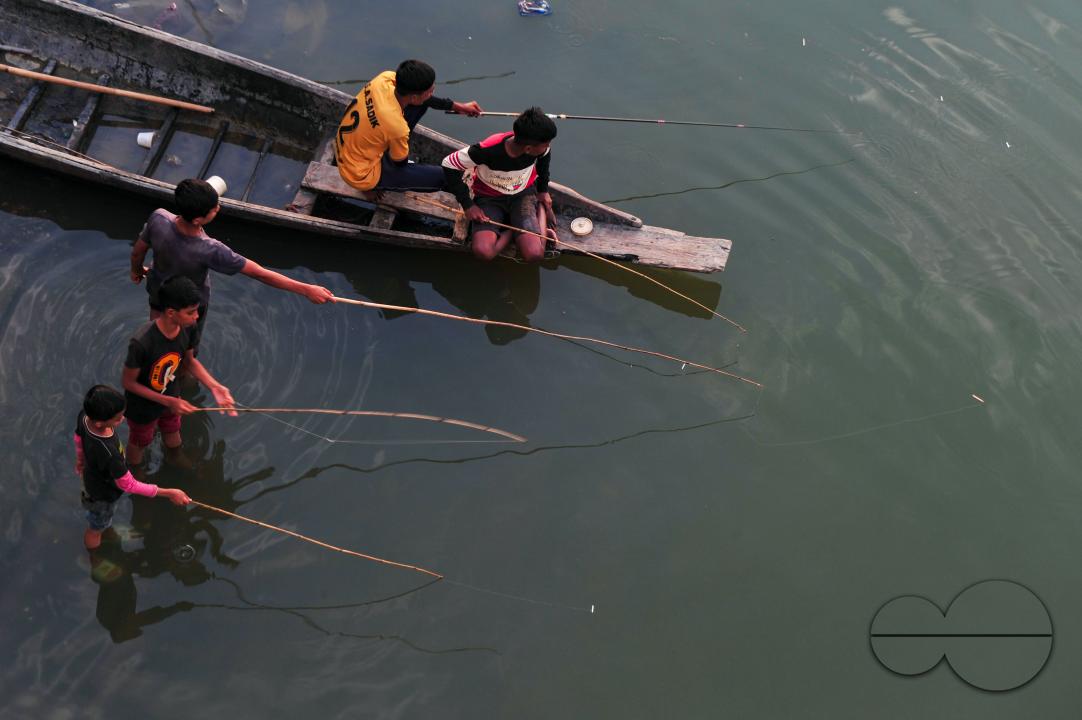 Children and people are catching fish