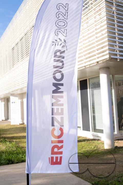 MWC046073